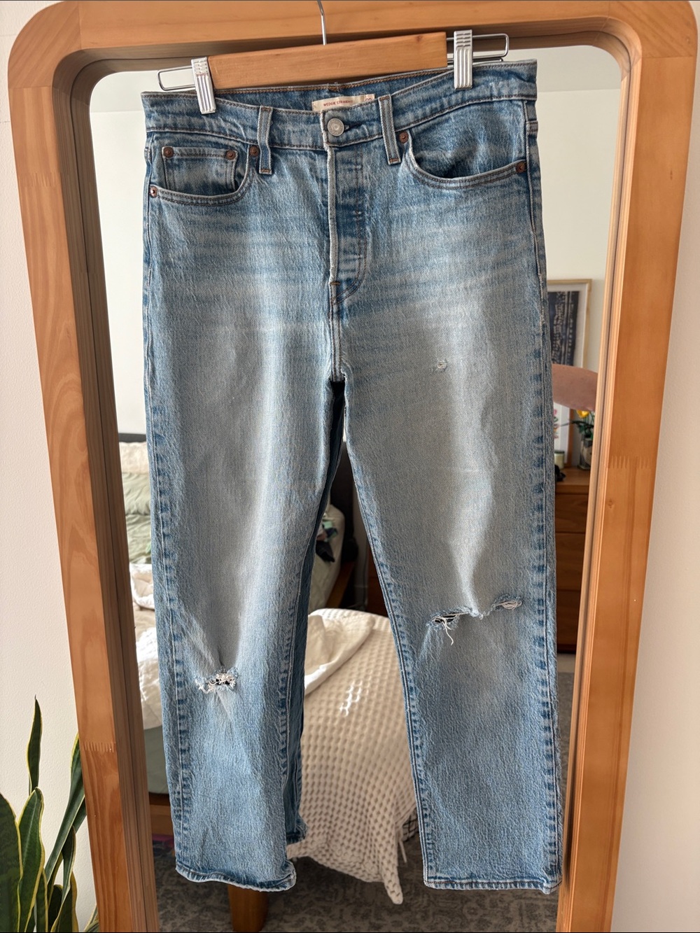 Levi’s Wedgie straight High-Rise Distressed Jeans